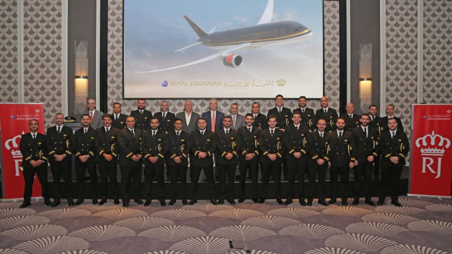 المجالي يُسلم شهادات ترفيع لـ 49 طياراً في الملكية الأردنية