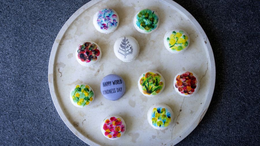 فورسيزونز تحتفي باليوم العالمي للّطف من خلال احتفال عالمي بالفن والمجتمع وأعمال الحب