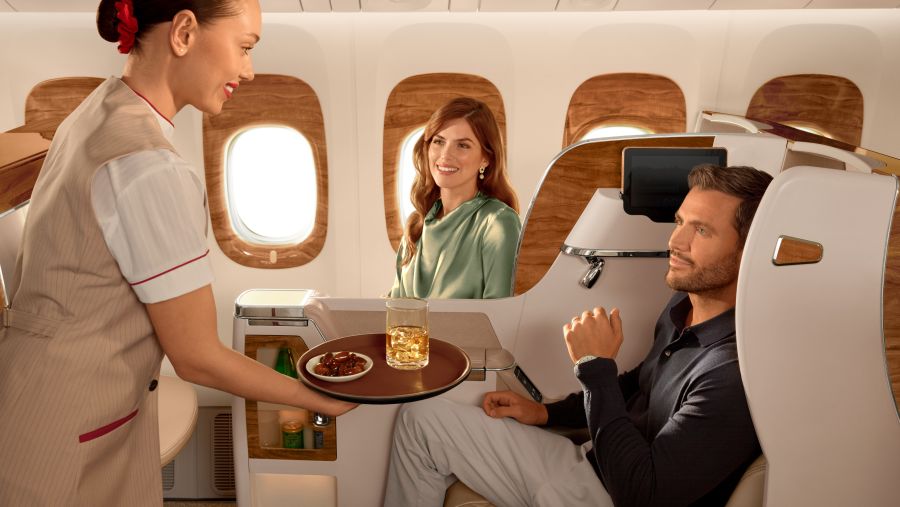 طيران الإمارات تتصدر جوائز "الترا 2023" كأفضل ناقلة جوية في العالم