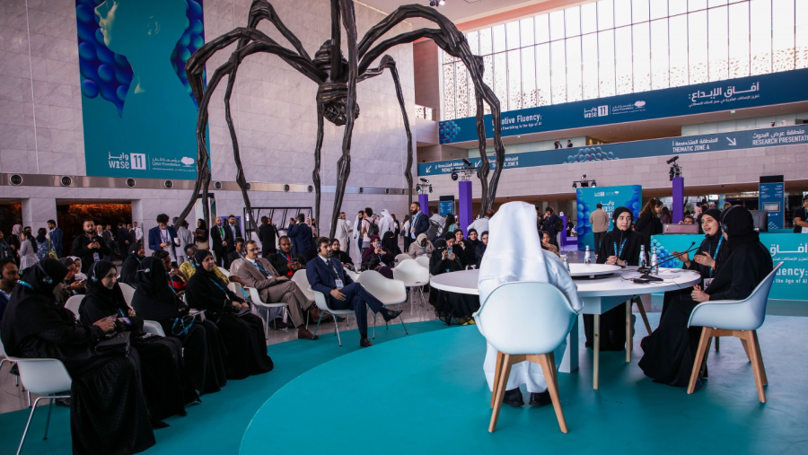 طالبات يستكشفن الأخلاقيات المتعلقة بالذكاء الاصطناعي في التعليم في قمة "وايز" 2023