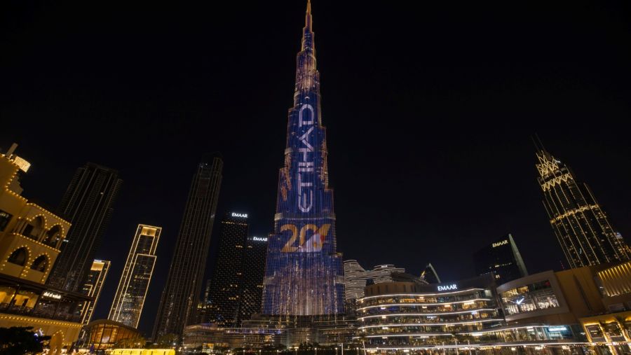 برج خليفة يتألق احتفالاً بالذكرى العشرين للاتحاد للطيران