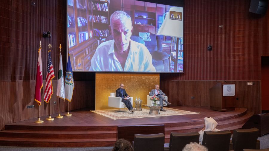الدكتور نورمان فينكلشتاين يشد اهتمام الجمهور في جامعة جورجتاون في قطر بحديثه عن غزة بعد 7 أكتوبر 2023