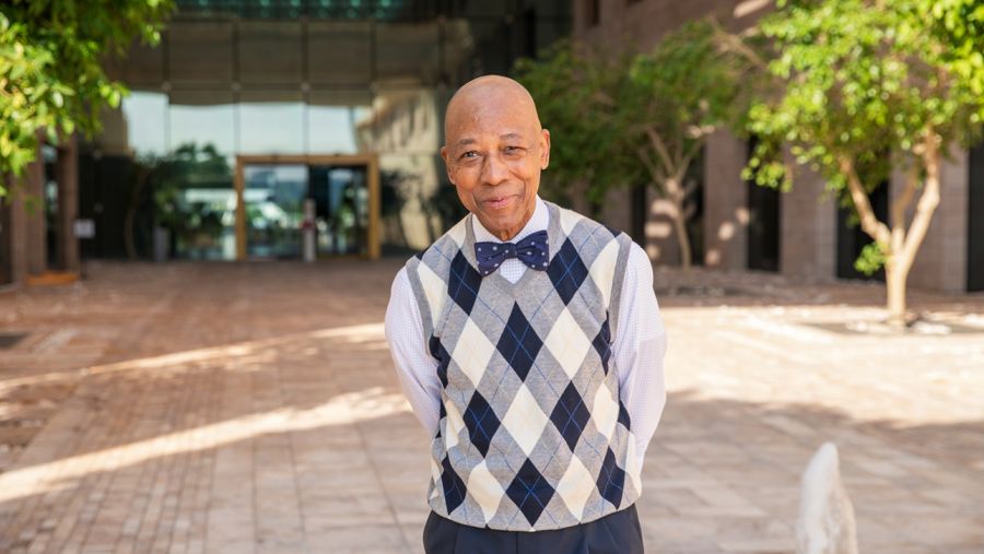 جامعة كارنيجي ميلون تكرّم أستاذ رياضيات يتقاعد بعد 20 عاماً من خدمة الطلاب في قطر