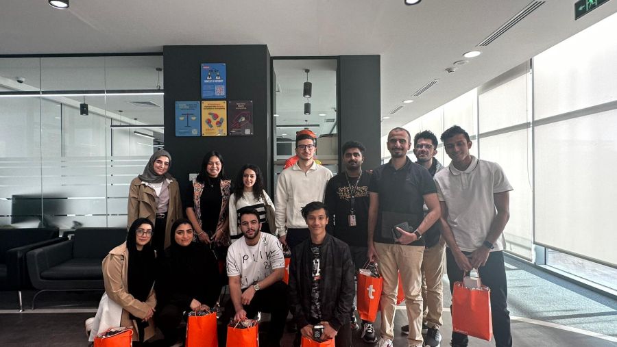 طلبات تتعاون مع الجامعة الأمريكية في الكويت لدعم  وتعزيز تجربة التعليم الأكاديمي لطلابها