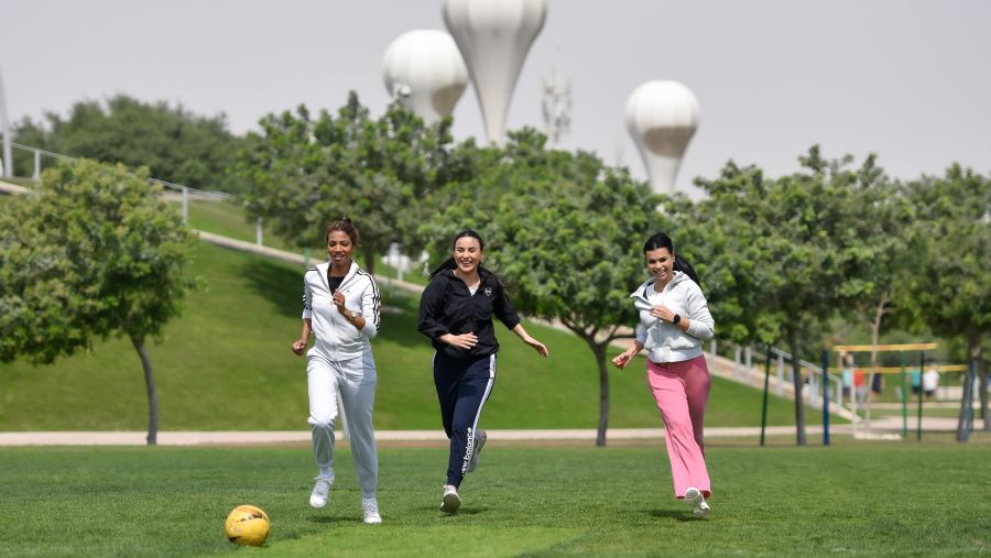 كيف تُسهم فعالية أمسية السيدات في مؤسسة قطر في تمكين المرأة اجتماعيًا ورياضيًا؟