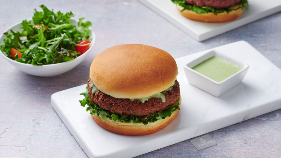  طيران الإمارات تسجّل 40% نمواً في طلب الوجبات النباتية