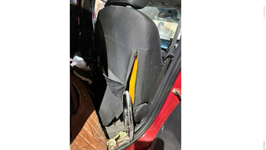 جمارك دبي تضبط مسافراً حاول تهريب 6.5 كيلو حشيش وما يقارب 3 جرام من مادة "الكريستال المخدرة"