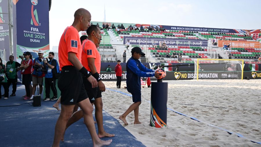 كيا تُمنح حقوق برنامج "الحامل الرسمي لكرة المباراة" في بطولة كأس العالم لكرة القدم الشاطئية الإمارات 2024™