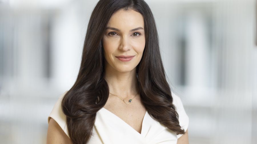 المقدّمة الجديدة لبرنامج بلومبرغ الصباحي Daybreak Middle East and Africa تقدم البرنامج من دبي