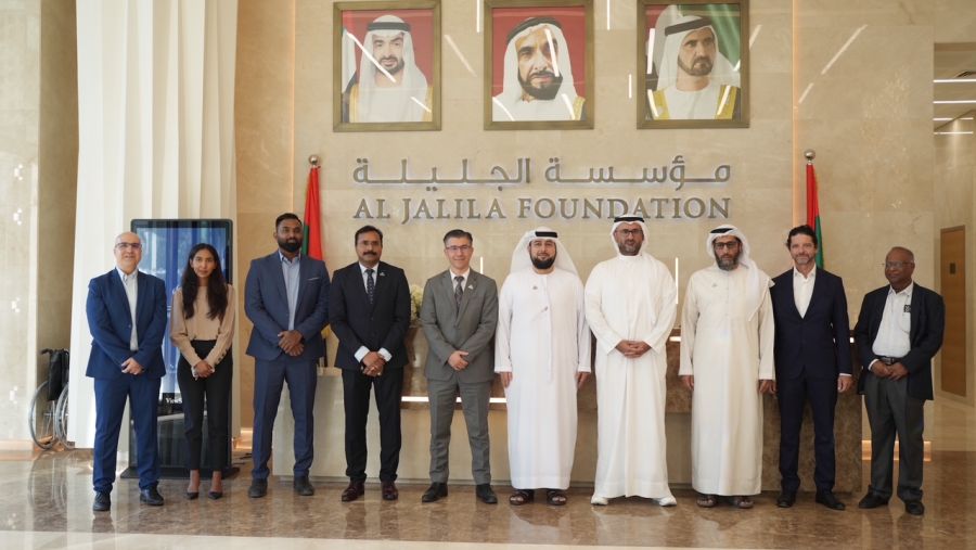 مؤسسة الجليلة و «بوزيتيف زيرو» تدشنان مشروعاً للطاقة الشمسية على أسطح المباني ومواقف السيارات في مقرها