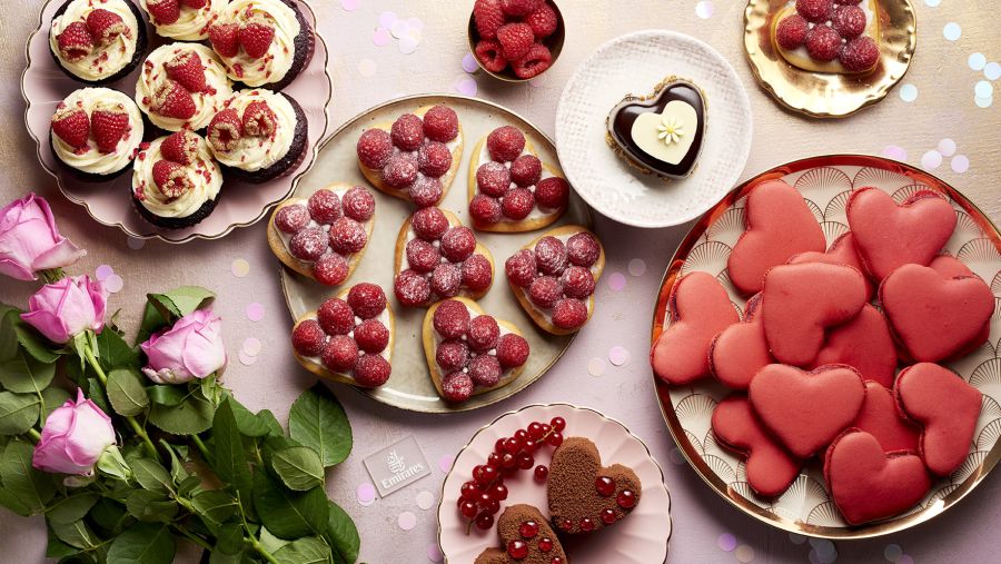 طيران الإمارات تشارك عملاءها الاحتفال بيوم الحب