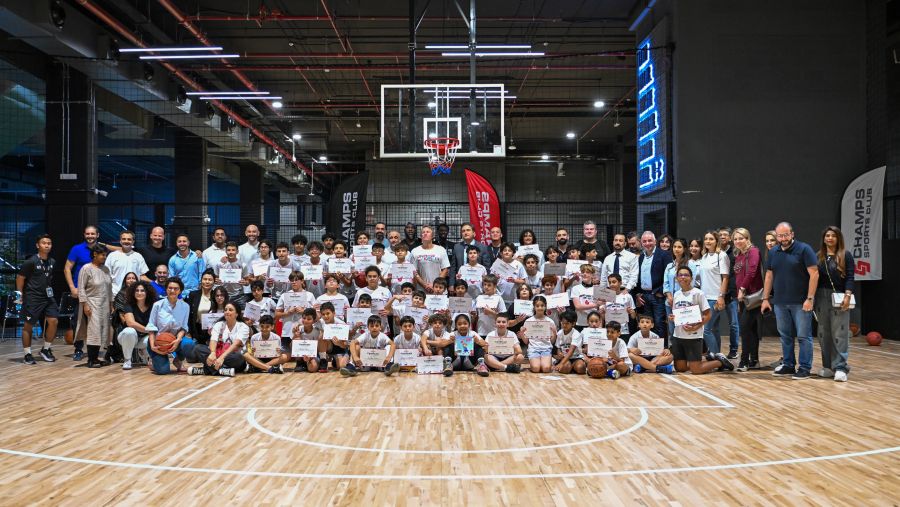 المدرب العالمي غانون بايكر يقود معسكرًا تدريبيًا مكثفًا لكرة السلة في دبي