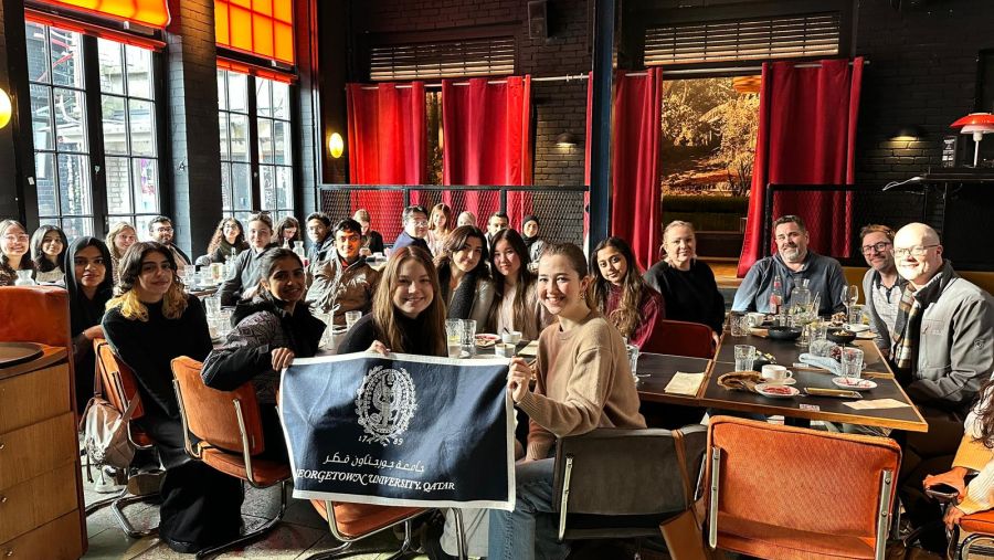 طلاب من جامعة جورجتاون في قطر يشاركون في رحلات تعليمية لاكتساب المعارف العملية
