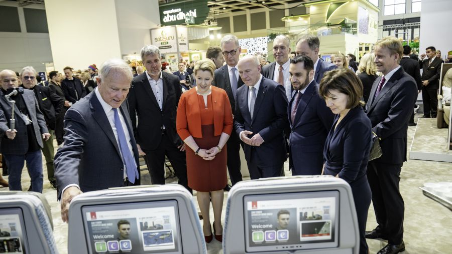 طيران الإمارات تستقبل مسؤولين كباراً بجناحها في معرض برلين