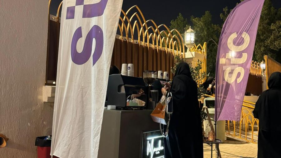 stc تنظم خدمة ضيافة للمصلين خلال العشر الأواخر من رمضان