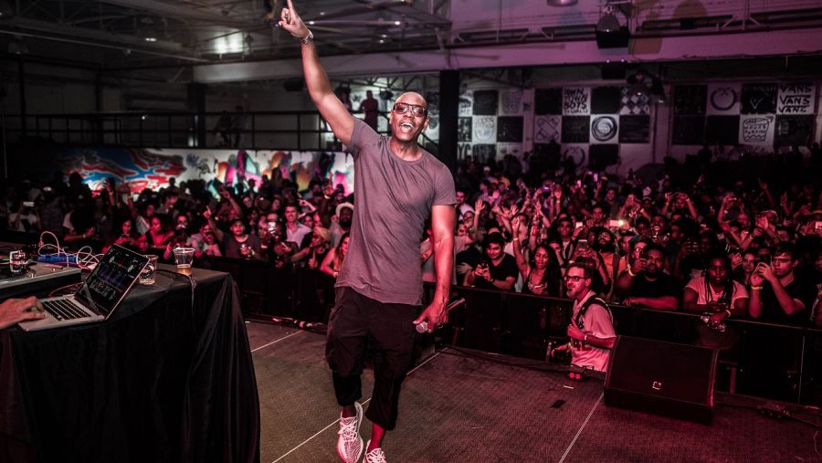 جزيرة ياس أبوظبي تستضيف أكبر مجموعة من نجوم الكوميديا في المنطقة