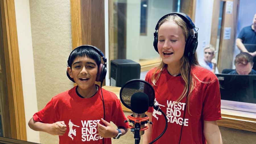 أغنية خيرية من إبداع طلاب مدارس جيمس تتصدر قائمة أكثر الأغنيات تحميلاً في الإمارات والمملكة المتحدة بعد ساعات قليلة من إطلاقها