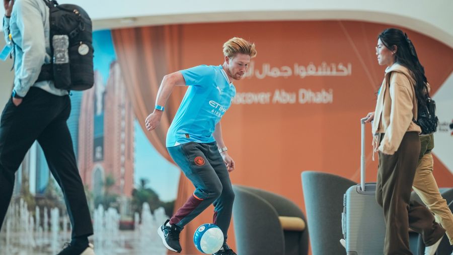 لاعبو مانشستر سيتي في التشكيلة الأساسية للاتحاد للطيران في مطار زايد الدولي