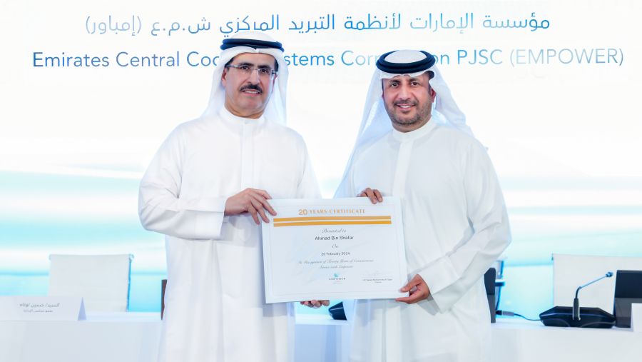 سعيد محمد الطاير يكرّم أحمد بن شعفار تقديراً لإنجازاته على مدى 20 عاماً في "إمباور" 