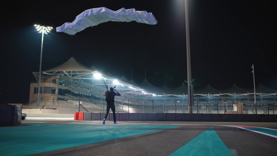 سفير شؤون جزيرة ياس الجديد يهبط بالباراشوت على حلبة مرسى ياس