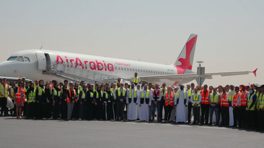 موظفو مطار الشارقة ينفذون إجراء إزالة بقايا الأجسام الغريبة 