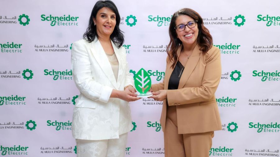 تعد الجائزة جزءًا من مبادرة شنايدر إلكتريك المتواصلة لتمكين شركائها وعملائها ومورديها من تعزيز ممارسات الإستدامة