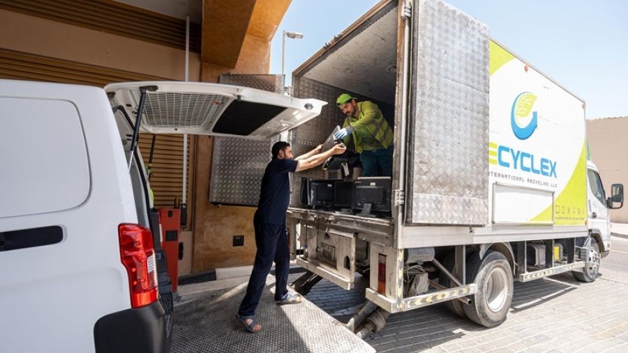 بنك الإمارات دبي الوطني يتبرع بأكثر من 5,000 جهاز إلكتروني لدعم الاحتياجات التعليمية للطلاب المحتاجين