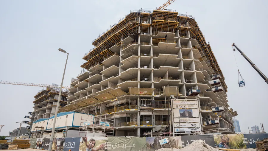 عزيزي تُنجز 33% من أعمال الإنشاء في مشروعها "واحة الشاطئ" 