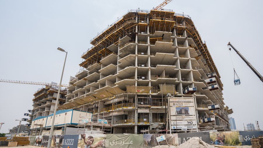 عزيزي تُنجز 33% من أعمال الإنشاء في مشروعها "واحة الشاطئ" 