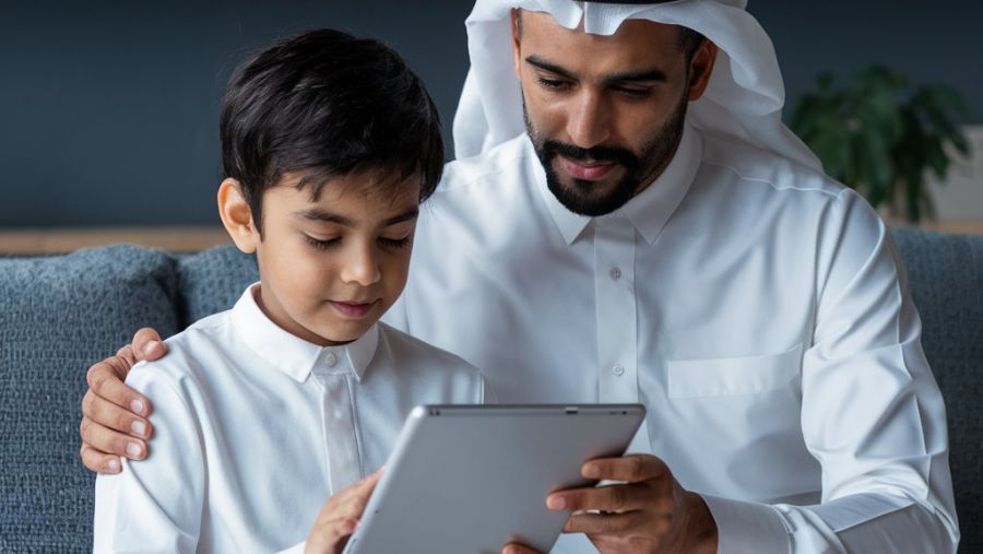 تأثير التكنولوجيا على نمو الأطفال: الأجهزة الرقمية كبديل لمقدمي الرعاية