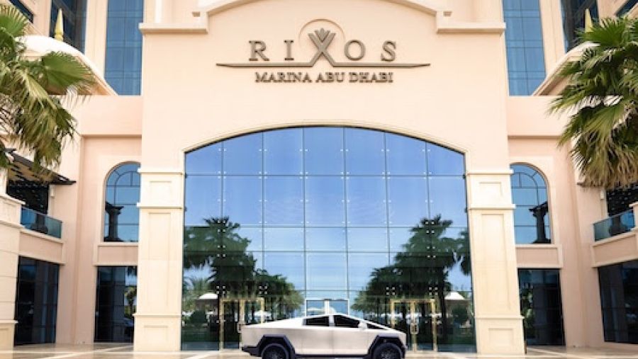 ريكسوس مارينا أبوظبي وريكسوس بريميوم دبي يعرضان سيارة Tesla Cybertruck في الردهة الرئيسية