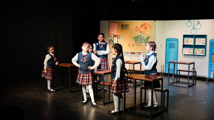 عرض "كوني أنتِ".. مواهب صغيرة على طريق الاحتراف