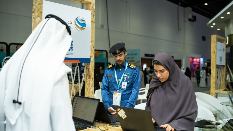 32 مواطناً يلتحقون ببرامج المنح الدراسية لجمارك دبي و "موانئ دبي العالمية"