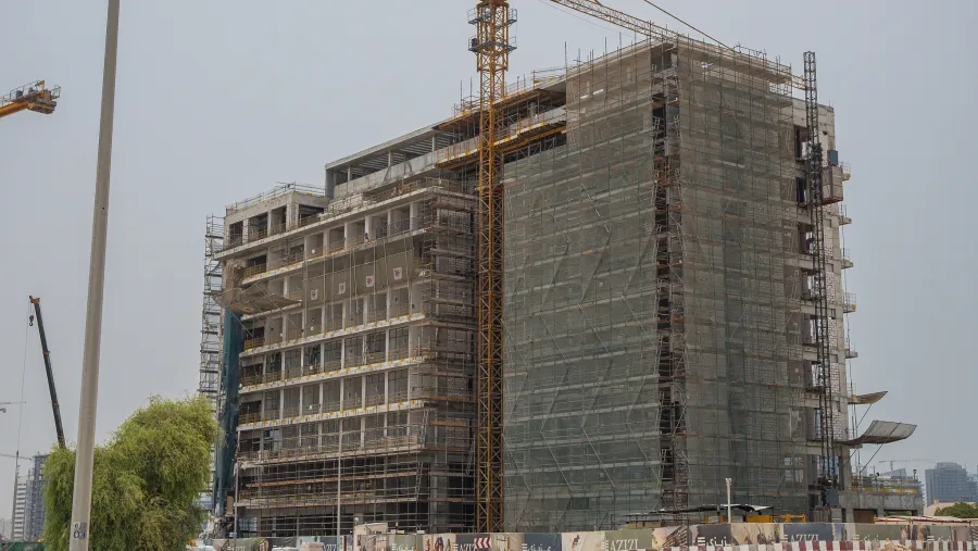  أعلنت عزيزي للتطوير العقاري، المطوّر الخاص الرائد في دولة الإمارات العربية المتحدة، عن إنجاز 56% من أعمال البناء في مشروع عزيزي فيستا في مدينة دبي للاستوديوهات، إحدى أكثر المناطق السكنية تميزًا في دبي، ويتكوّن من استوديوهات وشقق بغرفة نوم واحدة وغرفتين، ومن المقرر اكتمال المشروع خلال الربع الثاني من عام 2025. وتشهد أعمال البناء في المشروع تقدماً بوتيرة متسارعة، حيث بلغت نسبة التشطيبات الإجمالية 37%، فيما تمّ الانتهاء من أعمال الهيكل بالكامل، ووصلت نسبة أعمال الطابوق إلى 99%، والتكسية الداخلية إلى 95%، وأعم