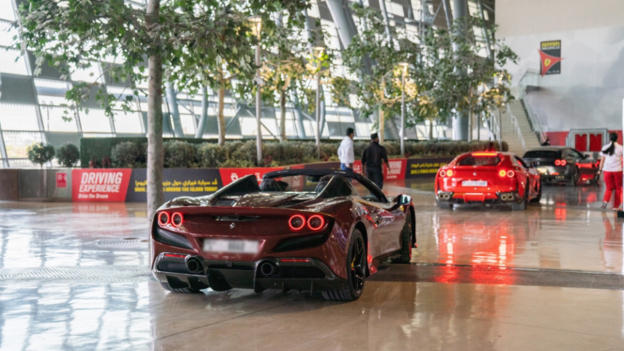 "عالم فيراري جزيرة ياس، أبوظبي" تستضيف موكباً استعراضياً من 70 سيارة فيراري