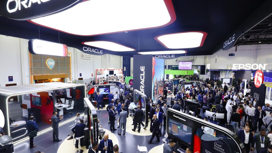 توفر Oracle مجموعات متكاملة من التطبيقات بالإضافة إلى بنية تحتية آمنة ومستقلة في Oracle Cloud 