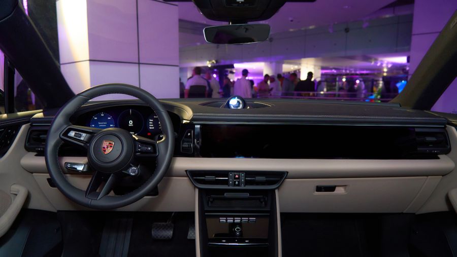 مركز بورشه الكويت يطلق سيارة مكان الجديدة الكهربائية بالكامل: إعادة تعريف الفخامة والأداء