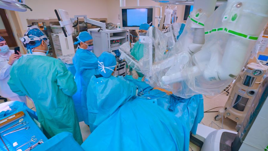 مستشفى كليفلاند كلينك أبوظبي ينفذ أول جراحة استئصال بالروبوت في دولة الإمارات لتخفيف معاناة مصابة بورم الثدي