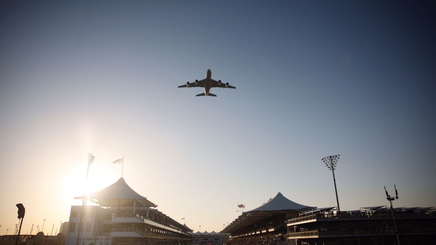 طائرة إيرباص A380 التابعة للاتحاد للطيران نجمة سباق جائزة الاتحاد للطيران الكبرى للفورمولا 1® في أبوظبي   