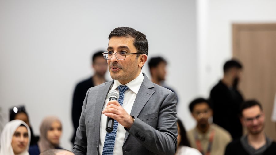 أستاذ في جامعة أبوظبي يحصل على براءة اختراع أمريكية في تكنولوجيا شبكات النقل الآني الكمي