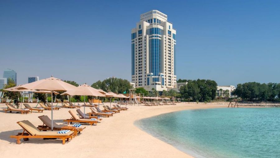 يحتفي فندق ريتز-كارلتون الدوحة بالمسيرة الملهمة لـأوانا بوبا من نادلة إلى قائدة الجودة   