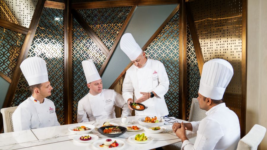 طيران الإمارات تقدم أكثر من 300 وصفة للوجبات النباتية على متن رحلاتها