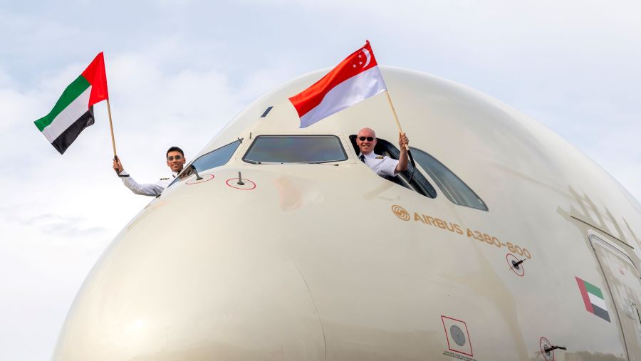 طائرة A380 المذهلة من الاتحاد للطيران تصل إلى سنغافورة