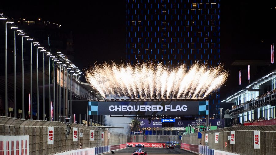 فريق نيسان للفورمولا إي يتألق: فوز وانتصار في أول سباق إي-بري في جدةx  