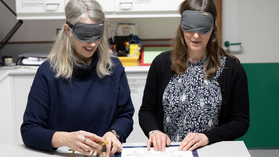 طيران الإمارات تتبرع بأكثر من 12 ألف قناع للعين لمبادرات تدريب معلمي ذوي الإعاقة البصرية