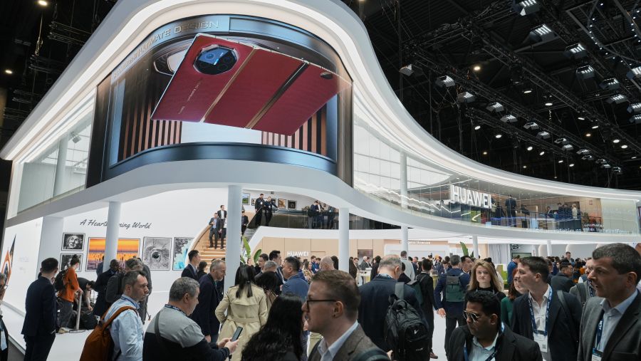  هواوي تُقدّم أول هاتف تجاري قابل للطي الثلاثي في العالم خلال MWC 2025