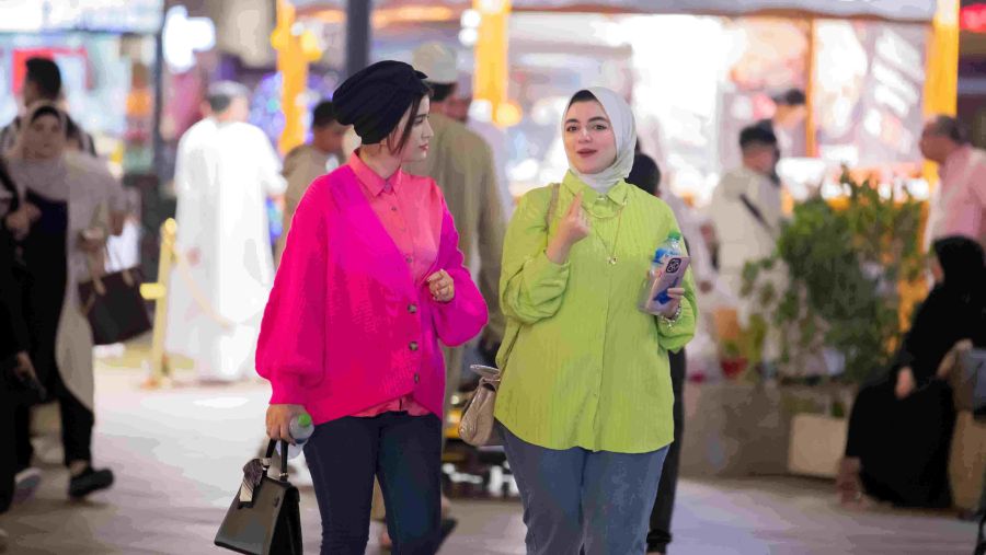  أطلقت القرية العالمية، أحد أهم المتنزهات الثقافية في العالم والوجهة العائلية الأولى للثقافة والترفيه والتسوق في المنطقة، "تحدّي المشي في رمضان" لموسمها الـ 29 وهي المبادرة الهادفة لتعزيز الصحة والعافية من خلال تشجيع ضيوف الوجهة على ممارسة رياضة المشي خلال الشهر الفضيل. يتماشى "تحدي المشي في رمضان" مع مبادرة عام المجتمع وحملة #رمضان_في_دبي، ممّا يؤكد دور القرية العالمية الريادي في تعزيز التفاعل المجتمعي للجميع بمختلف ثقافاتهم عبر أنشطتها وتجاربها الرمضانية المقدّمة تحت شعار "عالم الروائع الرمضانية". يستمر ا