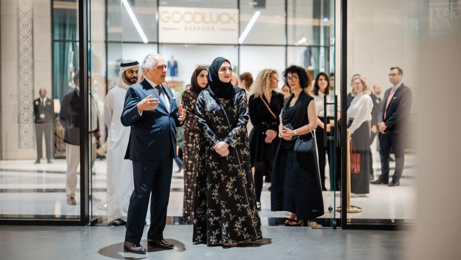 هالة بدري تزور معرض "نظرات متغيرة"