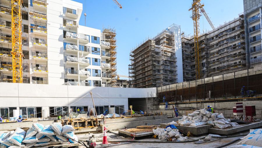 عزيزي للتطوير العقاري تُعلن عن إنجاز 80% من مشروع "واحة الشاطئ"