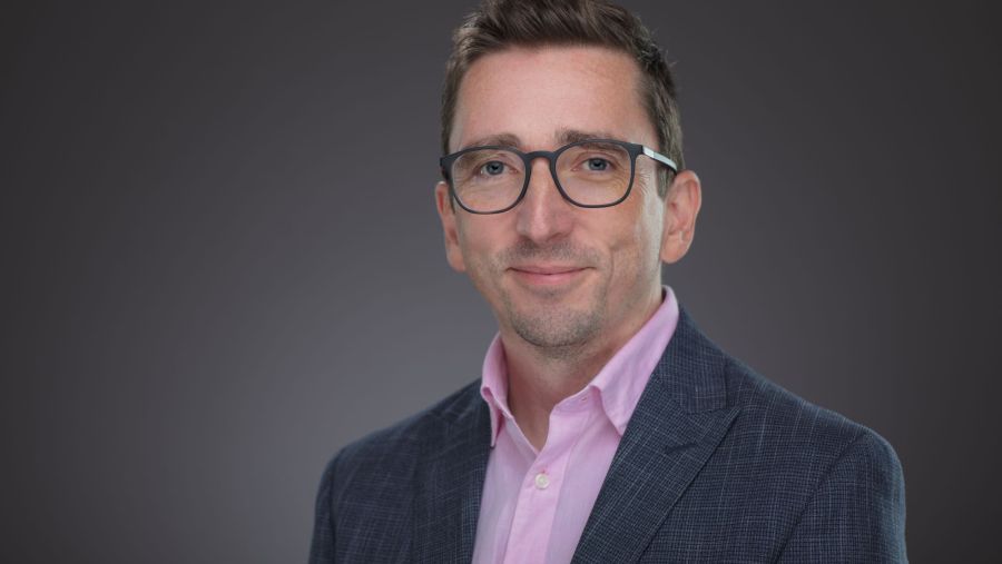 أستاذ بجامعة جورجتاون في قطر يمنح زمالة مرموقة كرائد فكري عالمي في مجال الديمقراطية